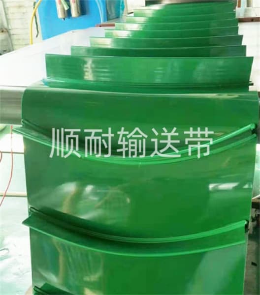 弯挡板提升输送带｜顺耐输送带电子行业定制款