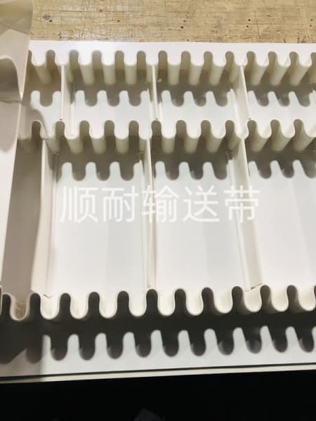 裙边挡板提升输送带|顺耐输送带电子行业定制款